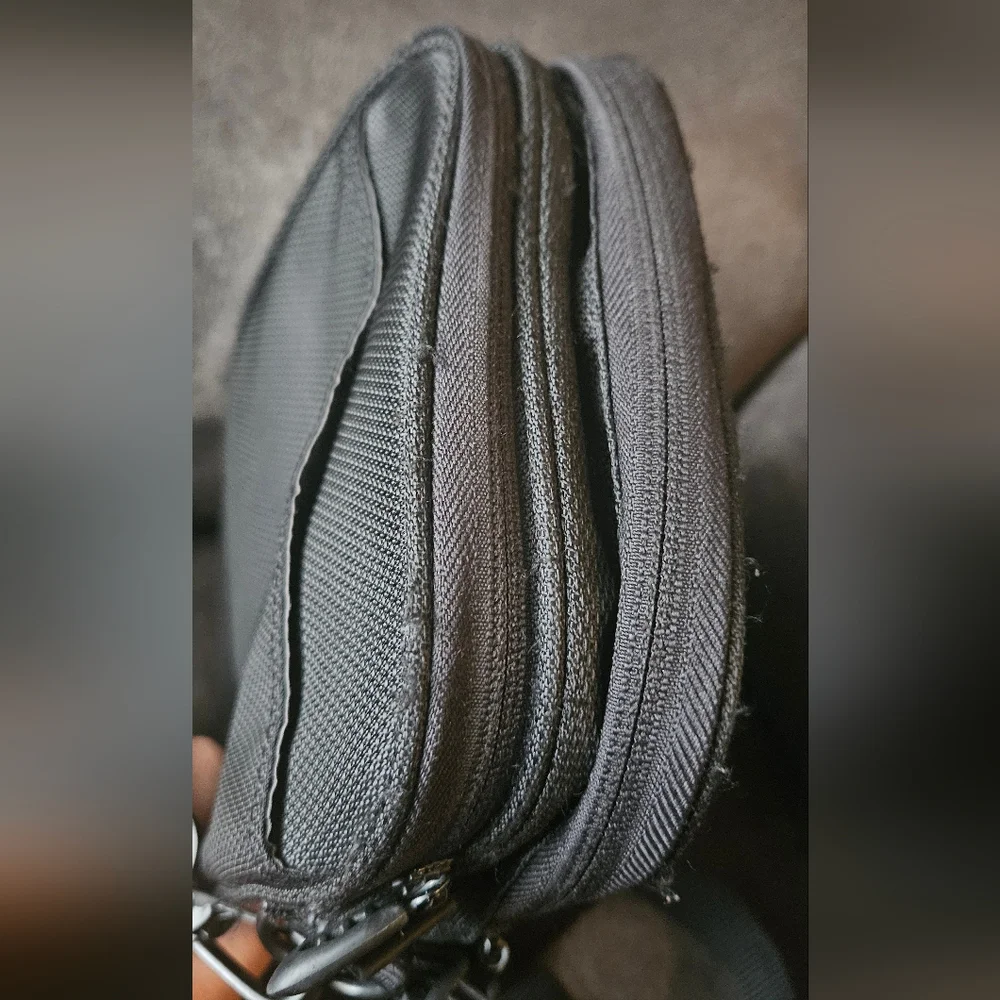 TUMI 580C Men's Black Nylon Messenger Crossbody Bag